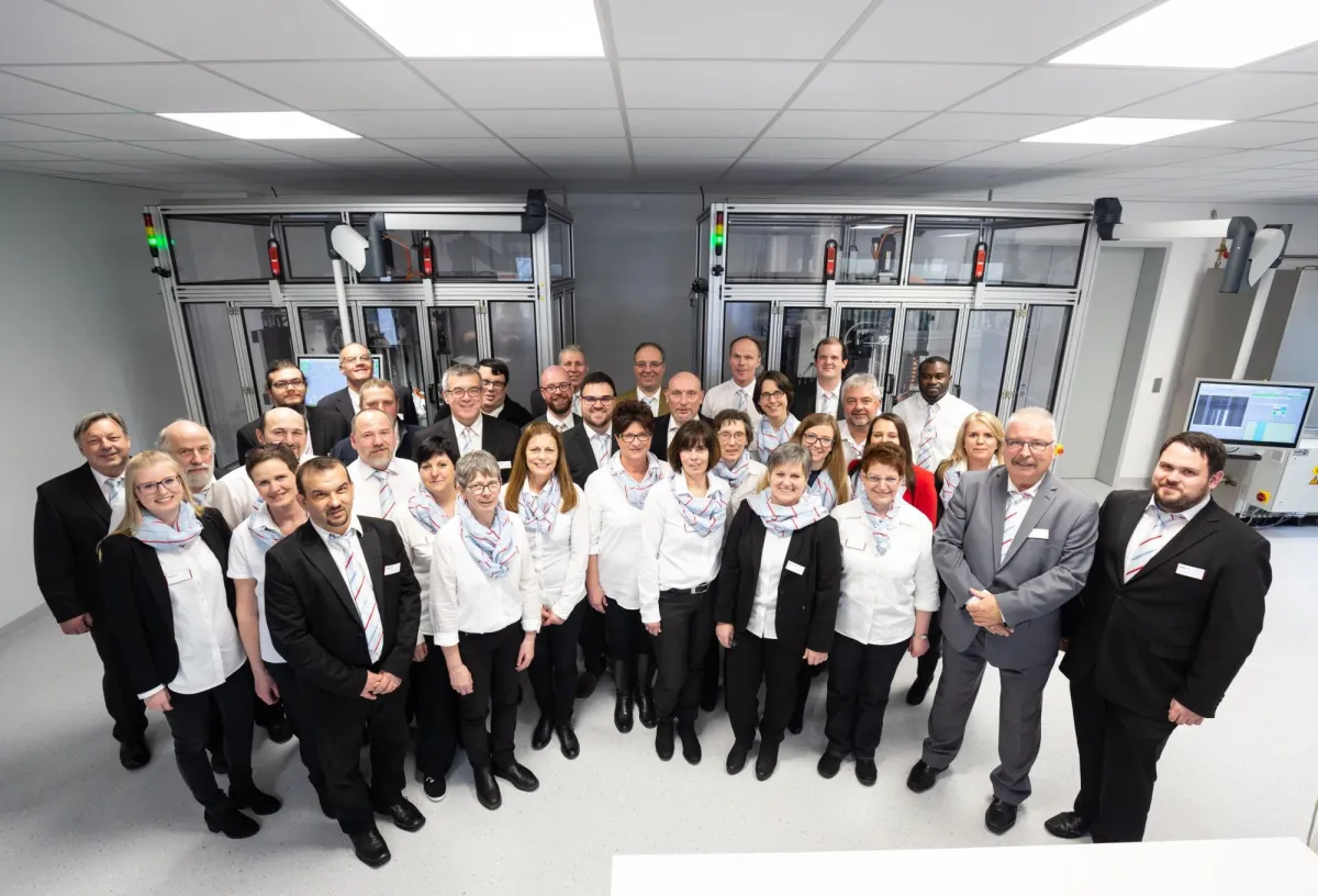 Die Mitarbeiter von Meister stellen begeistert die zwei selbstentwickelten Ölprüfstände vor.