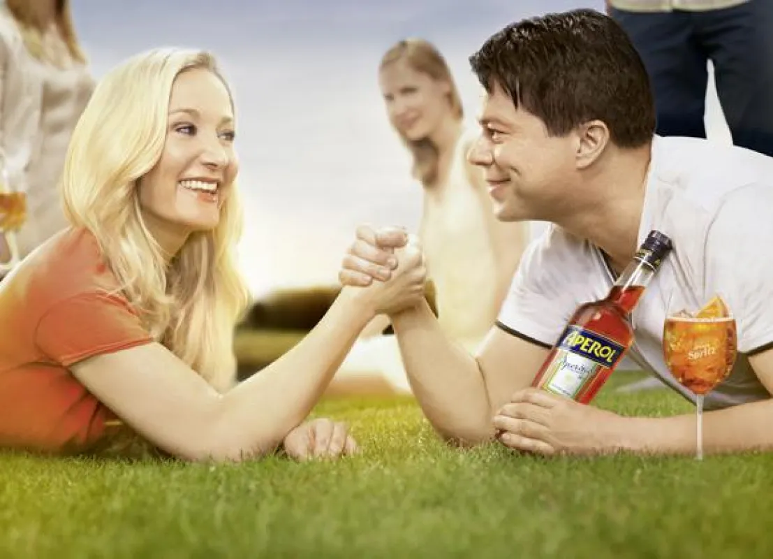 Janine Kunze und Markus Kavka treten gegeneinander an: Wo hat Aperol seine größte Fangemeinde?