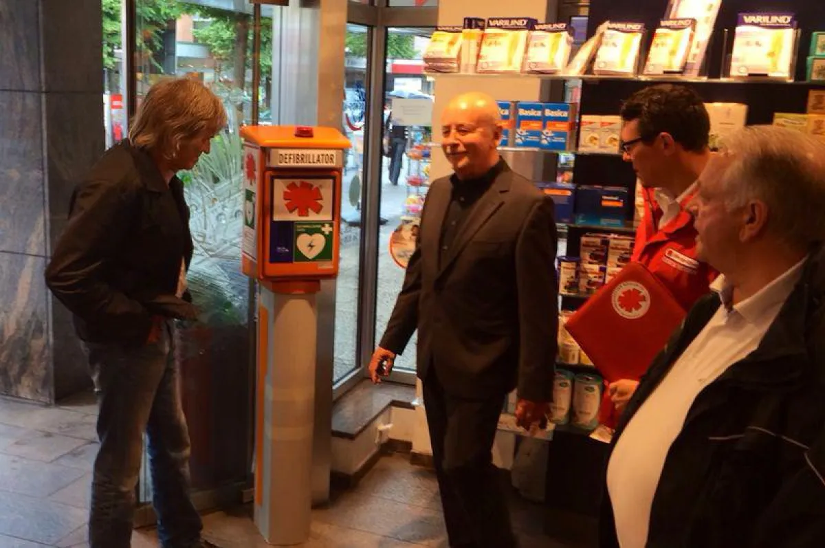 Bezirksbürgermeister Czierpka und Apothekenbesitzer Thewes freuen sich über die neue AED-Säule.