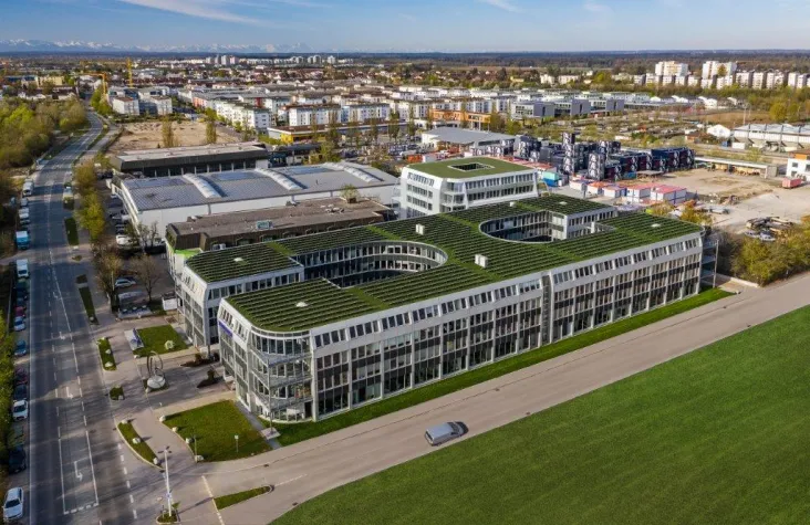 Bits im Büro: Gewerbeimmobilien mit Glasfaser haben Wettbewerbsvorteil Bild: Bits im Büro: Gewerbeimmobilien mit Glasfaser haben Wettbewerbsvorteil
