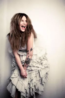 Stylishe Haarverlängerung für „Andy Wolf“-Brillendesignerin Bild: Stylishe Haarverlängerung für „Andy Wolf“-Brillendesignerin