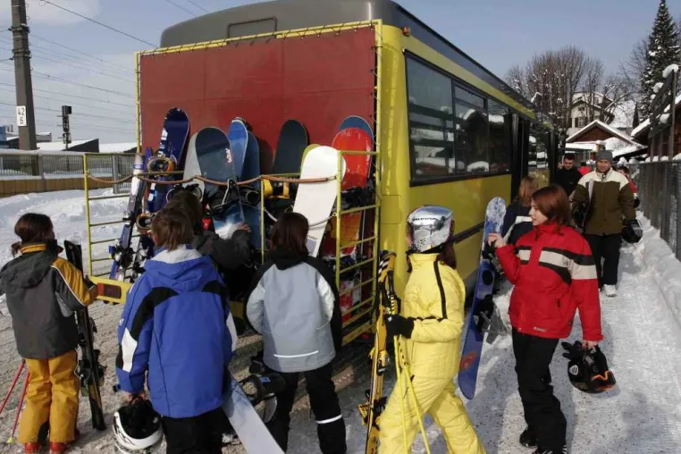 Skizug fährt jetzt täglich direkt ins Skivergnügen Montafon Bild: Skizug fährt jetzt täglich direkt ins Skivergnügen Montafon