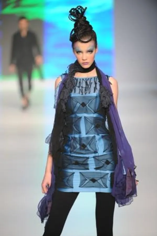 Verschiedene Blautöne zeigte Ali Charisma in seiner Kollektion 2010. Foto: HKTDC