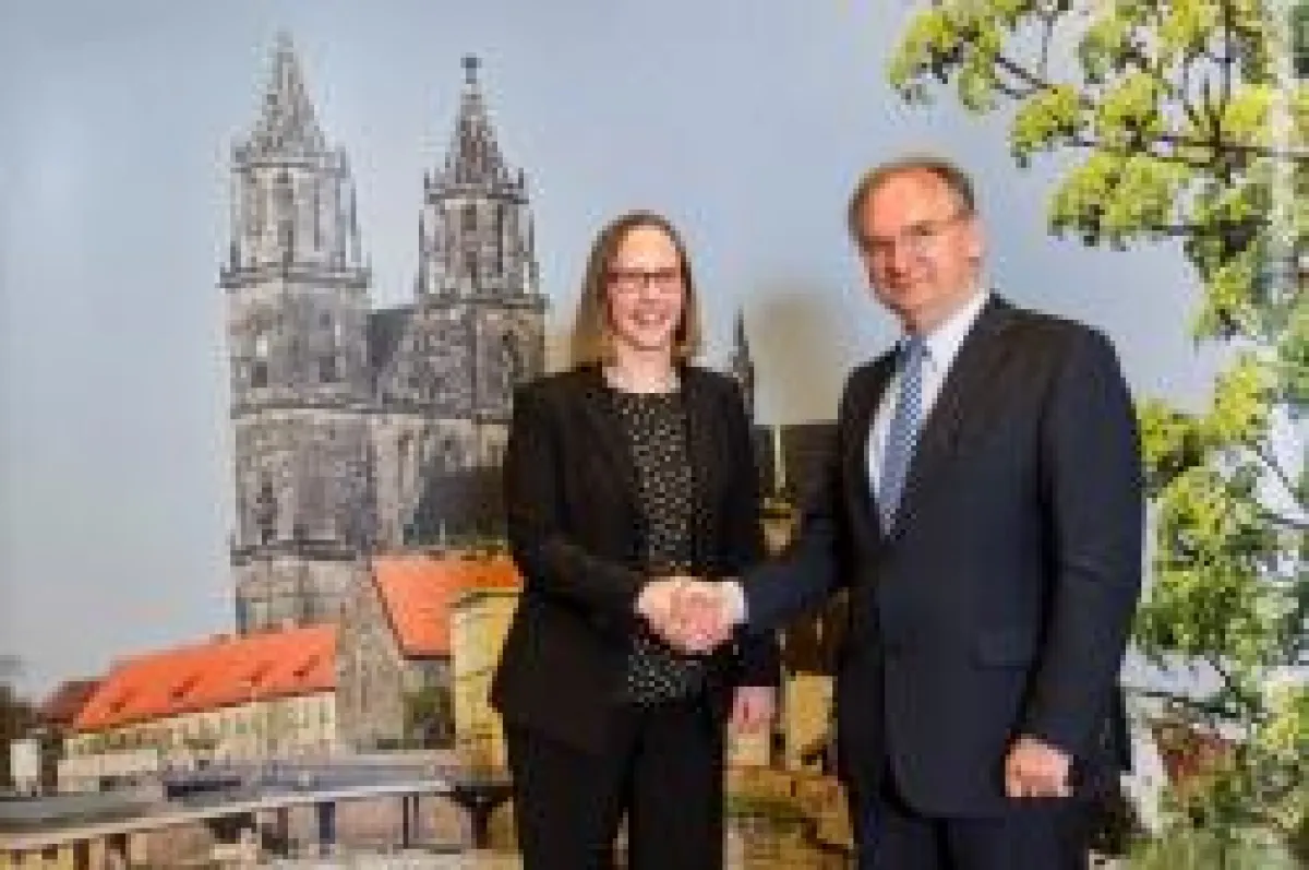 Sachsen-Anhalts Ministerpräsident Dr. Reiner Haseloff und Joanna Daly, Vice President Human Resource