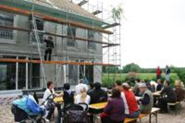 Bild: Feiern in Fürth: Richtfest im Wohnpark „Seewiese“ der Deutschen Reihenhaus