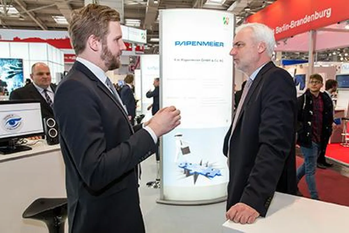 Das Foto zeigt NRW-Wirtschaftsminister Garrelt Duin und Papenmeier Mitarbeiter