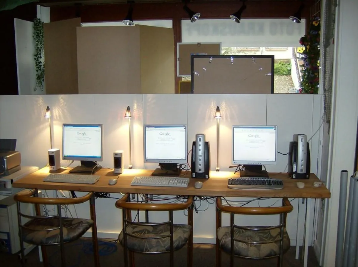 An drei Arbeitsplätzen können Interessierte in rauchfreier Umgebung 