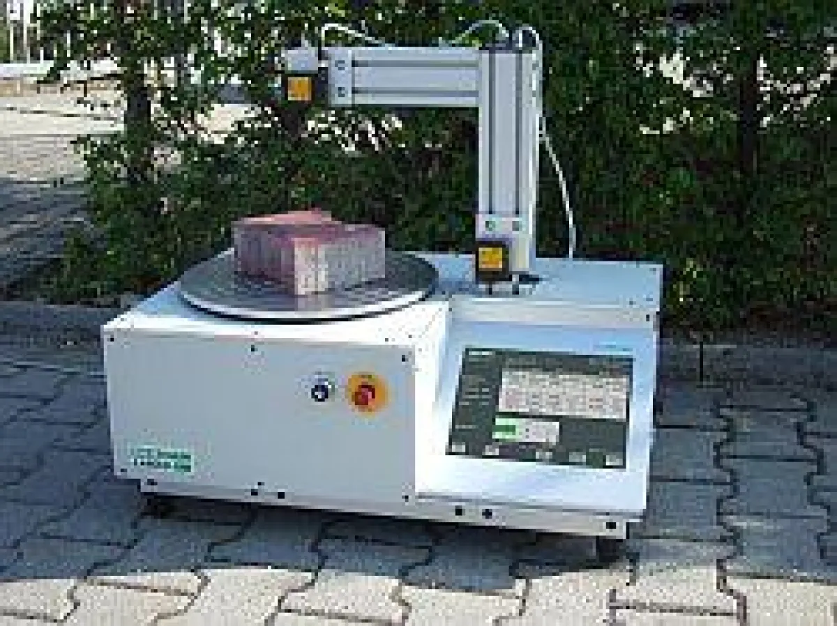 Laser- Mess- und Analyse-System LAMAS 21W zur Bestimmung der Rohdichte von Betonsteinen.
