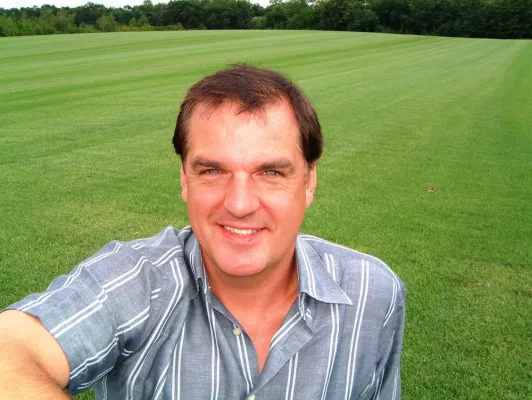 Bild: Hessischer Landschaftsgärtner und Rasenzüchter Thomas Büchner liefert das perfekte Grün für Fußball-EM