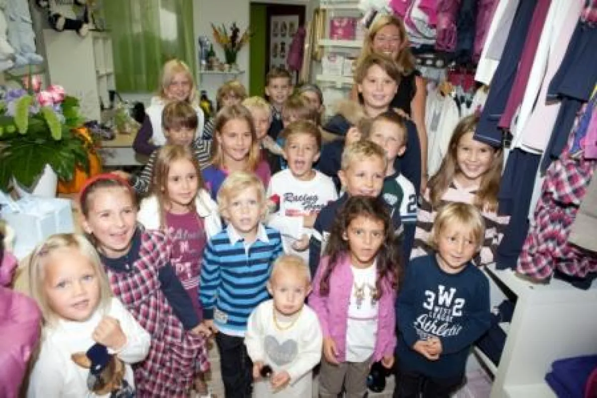 vergnügte Kinder bei einer unserer Modeschauen