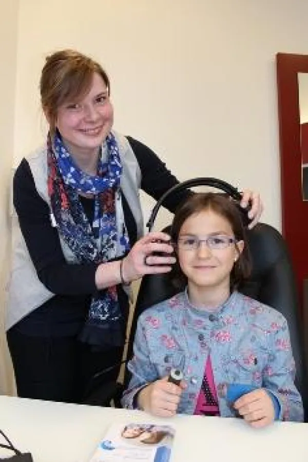 Hörgeräteakustikerin und Pädakustikerin Tina Koinzer mit Carolina (11) beim Hörtest (Foto: Schaar.)