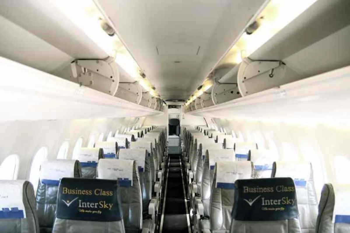 Platzreihen: Alle vier InterSky-Maschinen des Typs Dash 8Q-300 sind mit 50 weißen Ledersitzen ausgestattet. Die großzügige Bestuhlung bietet mehr Komfort und Beinfreiheit, als bei weit teureren Flugge