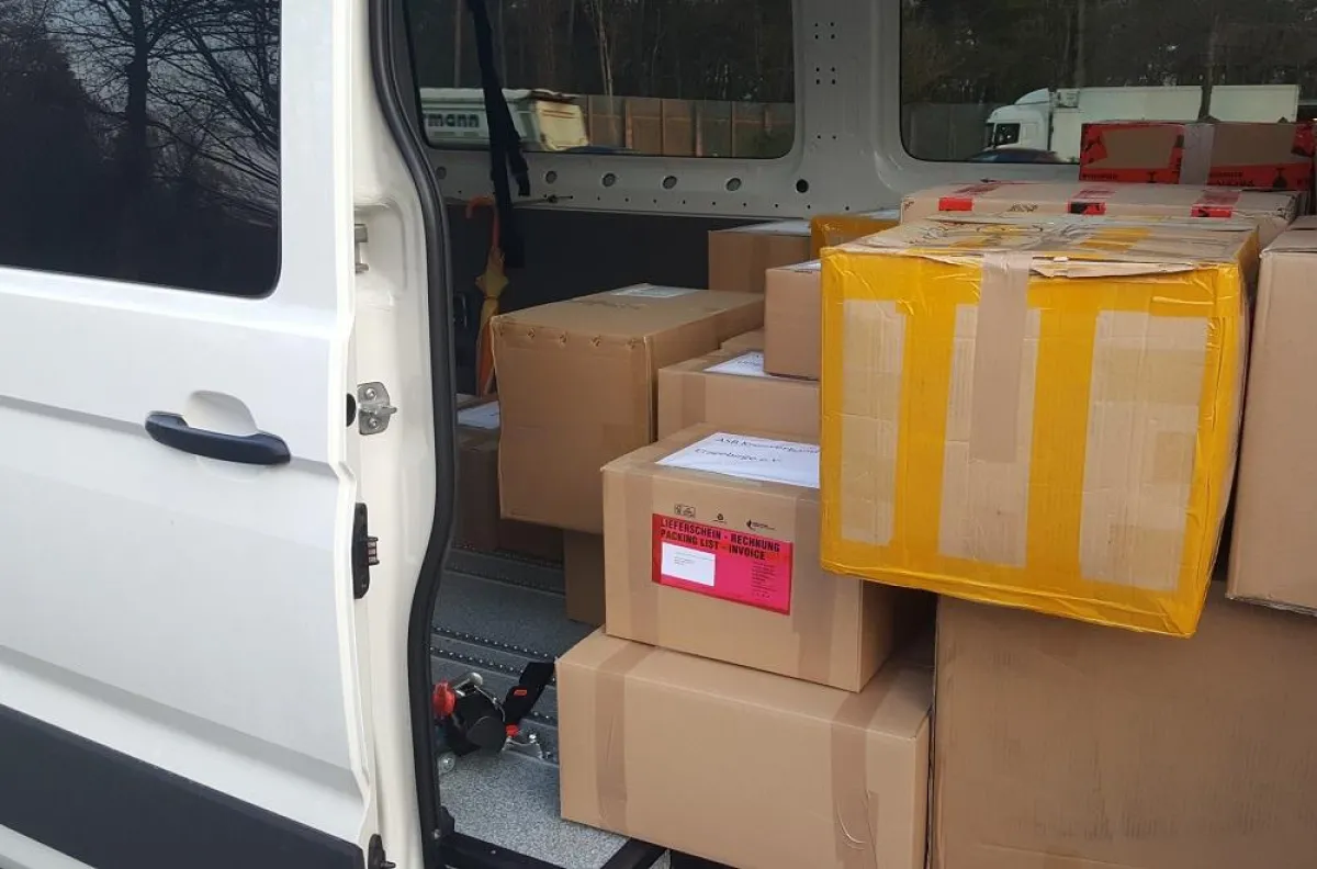 Bereit für den Transport von Köln nach Sachsen: Schutzausrüstung für den ASB. Bild: ASB Leipzig