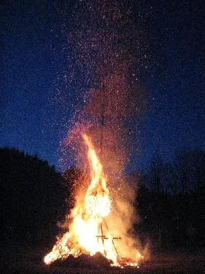 Bild: Lodernde Osterfeuer begrüßen im Harz den Frühling