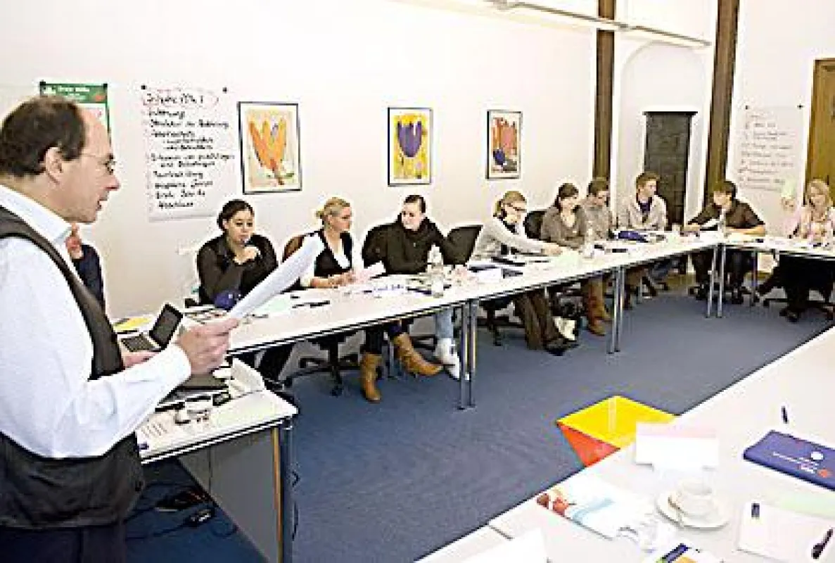 iGZ-Vorstandsmitglied Martin Gehrke (l.) erläuterte den PDK-Azubis Wissenswertes zum Arbeitsschutz. Foto: Linke