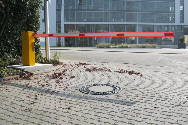 Bild: Rumatek installiert automatische Schranke ohne Fundament-Arbeiten bei der Fa. Zirec in Bensheim