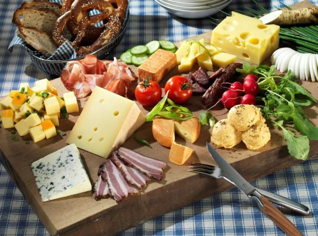 Bildunterschrift: Keine Brotzeit in Bayern ohne den Klassiker - Obazda. Bildquelle: LVBM