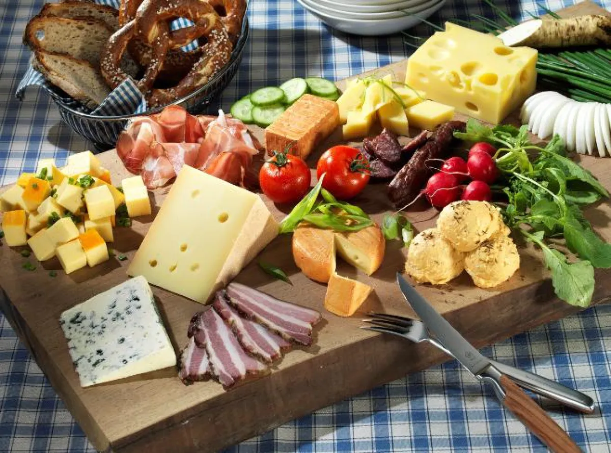 Bildunterschrift: Keine Brotzeit in Bayern ohne den Klassiker - Obazda. Bildquelle: LVBM