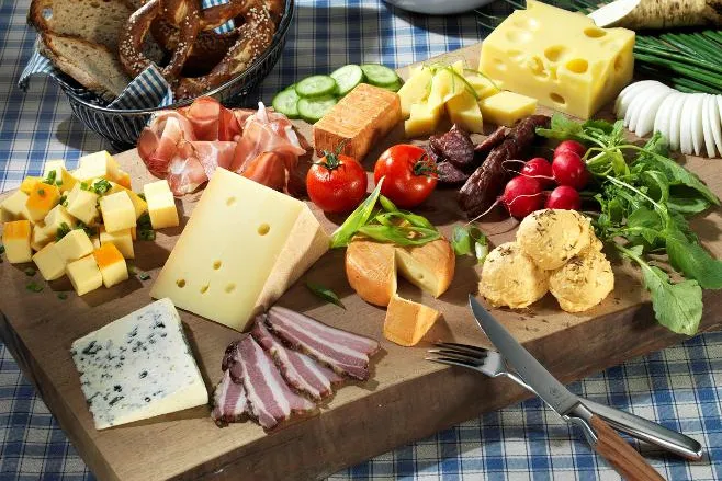 Heute bleibt die Küche kalt: Die bayerische Brotzeitplatte Bild: Heute bleibt die Küche kalt: Die bayerische Brotzeitplatte