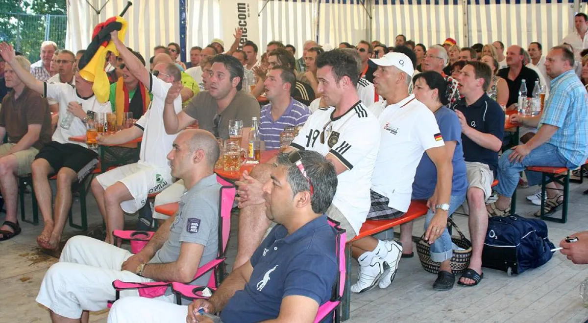 Live Übertragung des WM-Spiels im Festzelt