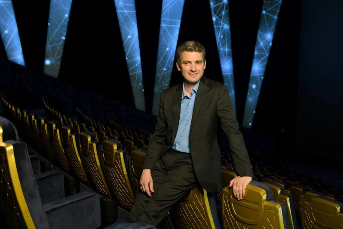 Betreiber Mario Hueber im IMAX Saal; Foto von Photo-Imaging Christian Scheucher