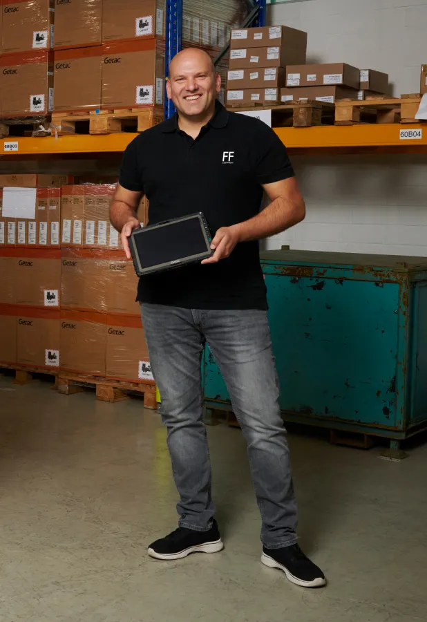 Erfolgreiche Kooperation, zufriedene Kunden: J. Rhein von FF Company mit einem robusten Getac Tablet (© PWA)