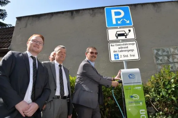 Bild: Neue Ladesäule für E-Mobile in Biblis