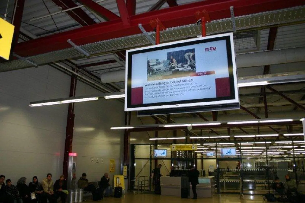 Technik der 42media group am Flughafen Tegel.