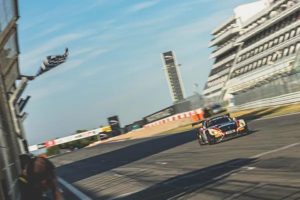 Bild: Alex Lambertz: Gesamtplatz 7 beim Jahreshighlight der VLN