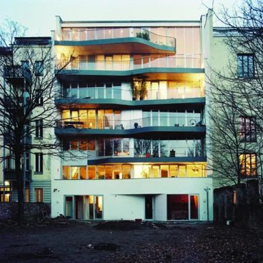 Gestapelte Villen: Wohnhaus in der Choriner Straße 53 von zoomarchitekten (Hofansicht)