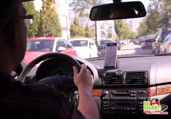 Bild: Hände weg vom Handy am Steuer: Kampagne BE SMART testet Handyhalterung Zero Touch