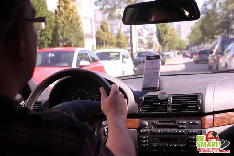 Hände weg vom Handy am Steuer: Kampagne BE SMART testet Handyhalterung Zero Touch Bild: Hände weg vom Handy am Steuer: Kampagne BE SMART testet Handyhalterung Zero Touch