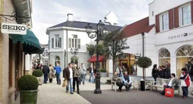 Bild: Late Night Shopping im Designer Outlet Roermond eröffnet den Summer Sale.