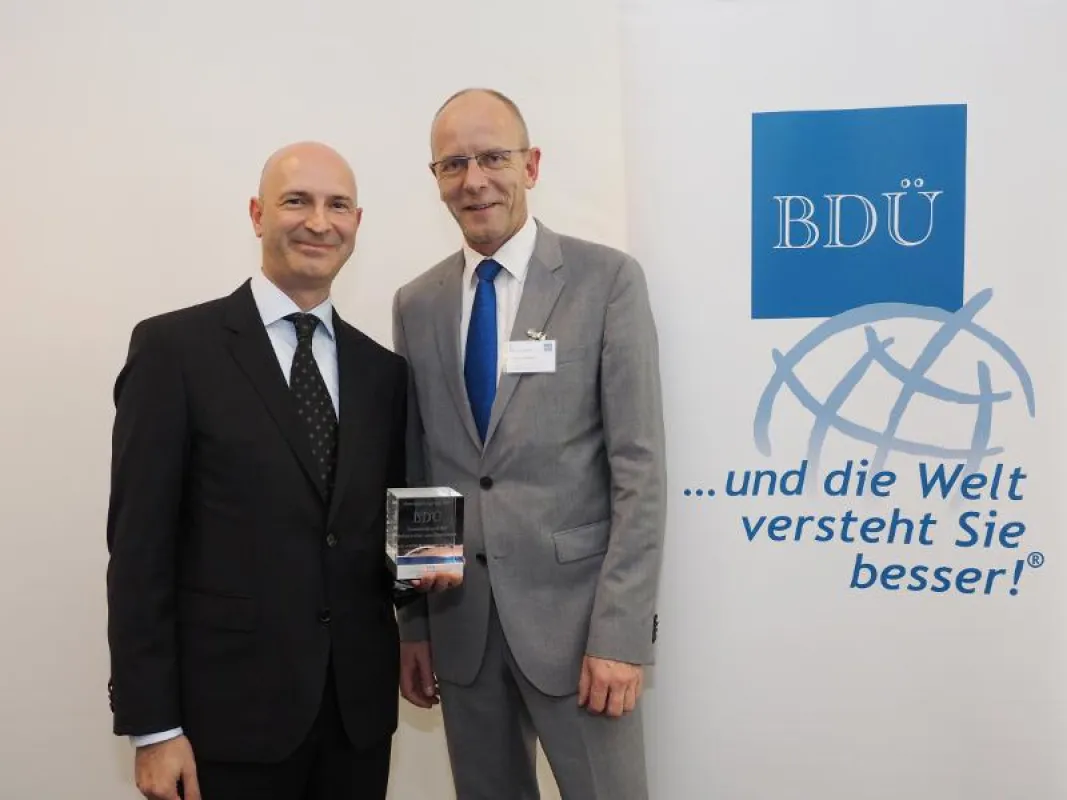 Preisverleihung (v. l. Jean-Marc Dalla Zuanna, VW, André Lindemann, BDÜ). Foto: Mandy Knuth