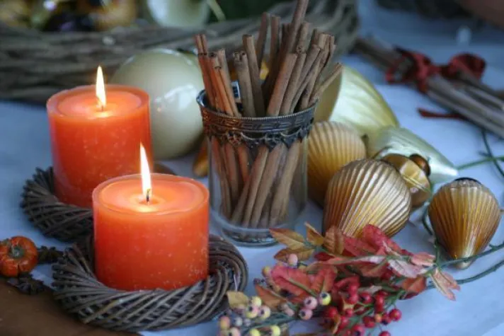 Farbe gegen das Alltagsgrau: Kerzenschein hilft bei NOVEMBERBLUES Bild: Farbe gegen das Alltagsgrau: Kerzenschein hilft bei NOVEMBERBLUES