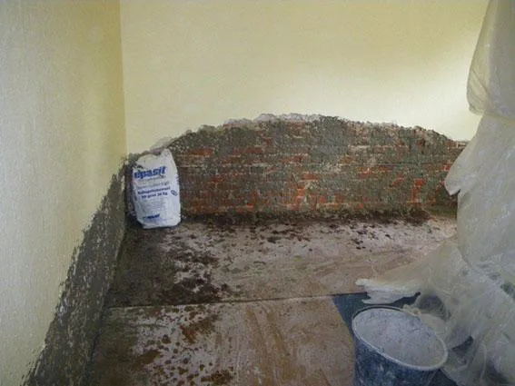 Sanierputz: Wenn die Tapete von der Wand fällt Bild: Sanierputz: Wenn die Tapete von der Wand fällt