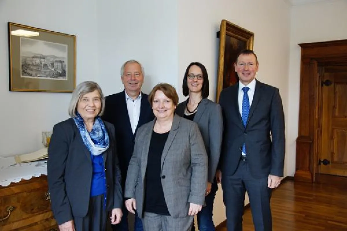 vorne, v. li: Birgit Rebmann und Britta Merz (Lipoid Stiftung) mit Vertretern der Stiftung Liebenau