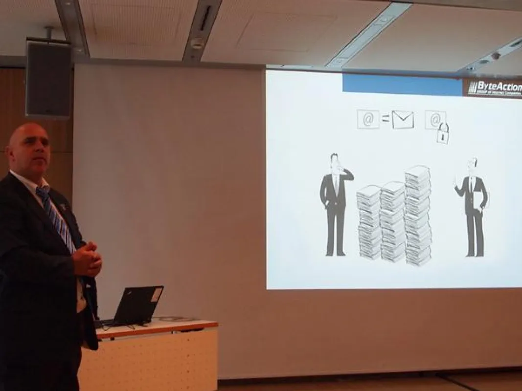 Thomas Volkert präsentiert sein Produkt BytStorMail