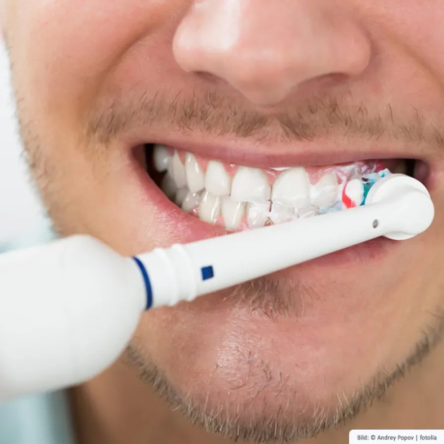 Mit der elektrischen Zahnbürste werden die Zähne und Zwischenräume gründlicher geputzt.