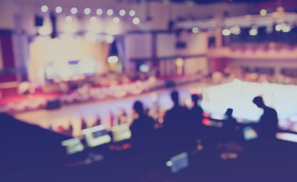 Die Besucher*Innen von Kulturveranstaltungen haben klare Anforderungen an einen Neustart (© Foto: BLUR LIFE 1975 / shutterstock.com)