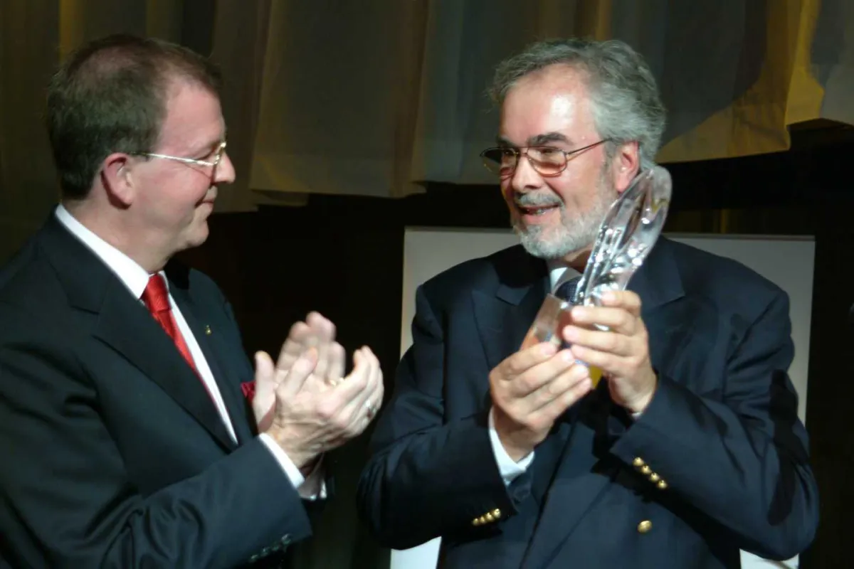 Bertold Siber, großer Küchenmeister aus Konstanz, wurde für sein Lebenswerk mit dem „Genuss Award“ geehrt. Den Preis überreichte der Schweizer Spitzenkoch André Jaeger. Foto: Genuss am See/Christian G