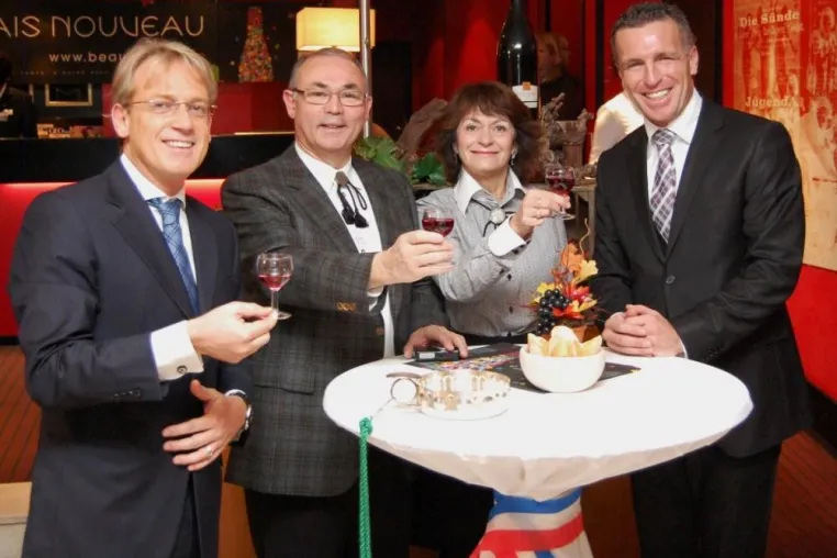 Bild: Compagnons du Beaujolais begrüßen in München den Beaujolais nouveau