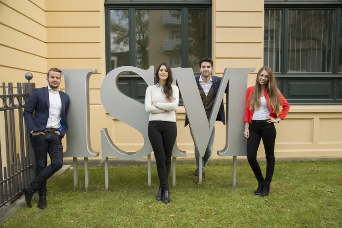 Studierende vor dem Campus der ISM in Frankfurt/Main (ISM)