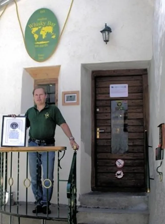 Inhaber Gunter Sommer mit Guinness World Record Urkunde