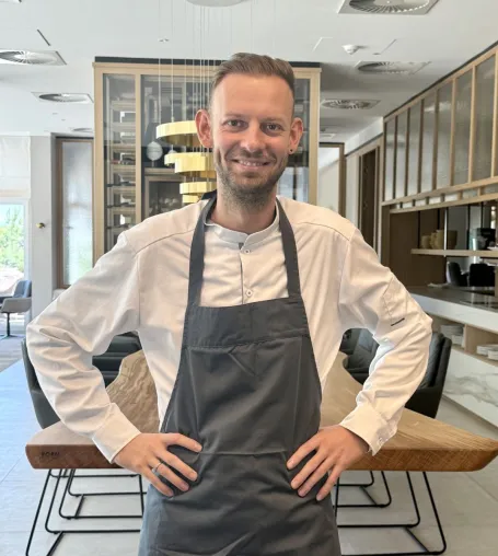 C. Huhnstock-Kerber ist neuer Küchenchef im Dünenmeer - frischer Wind & Gourmetmenü an der Ostsee. Bild: C. Huhnstock-Kerber ist neuer Küchenchef im Dünenmeer - frischer Wind & Gourmetmenü an der Ostsee.