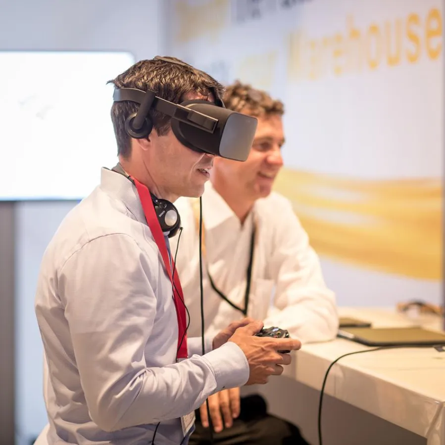 Am Dematic-Messestand konnten die Besucher virtuell eine Lagerhalle bauen. (Foto: Dematic)