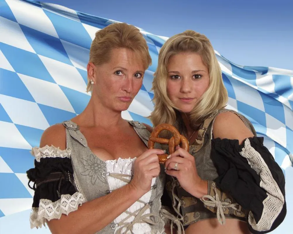 Silke Schmude und Sophie Kette haben das Dirndl schon mal angelegt und freuen sich auf die Riesenparty!