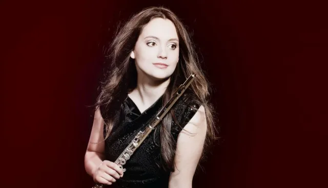 Bild: :alpenarte 2019: Mit Intendantin Eva-Nina Kozmus zu Gast im Pariser Cabaret