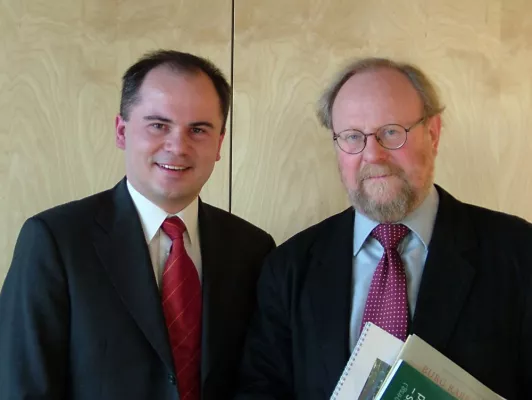 Bild: Bundestagsvizepräsident Wolfgang Thierse übergibt Preis an Adrian Schaffranietz