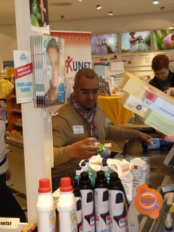 Bild: Förderung der Stiftung Zukunft schenken! durch Drogeriemarkt